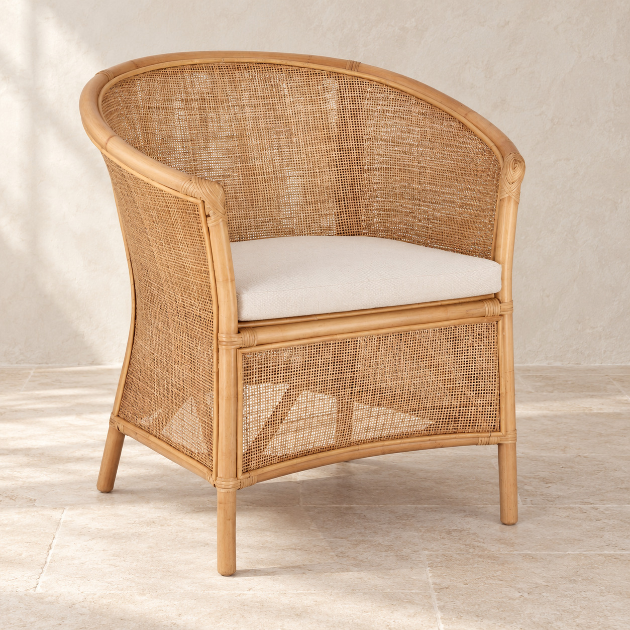 Poltrona Adelfa in rattan con cuscino sfoderabile ambientato