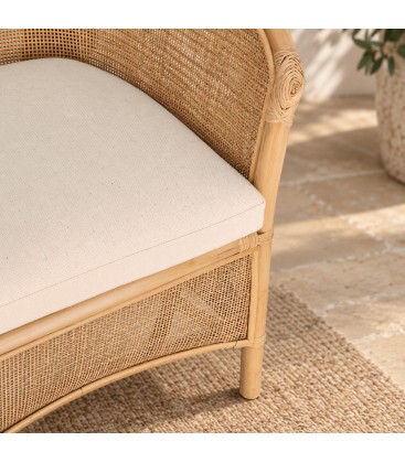Poltrona Adelfa in rattan con cuscino sfoderabile seconda ambientazione con arredi