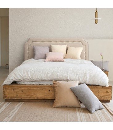 Testiera letto Zenda naturale con piedini in legno di pino seconda ambientazione con arredi