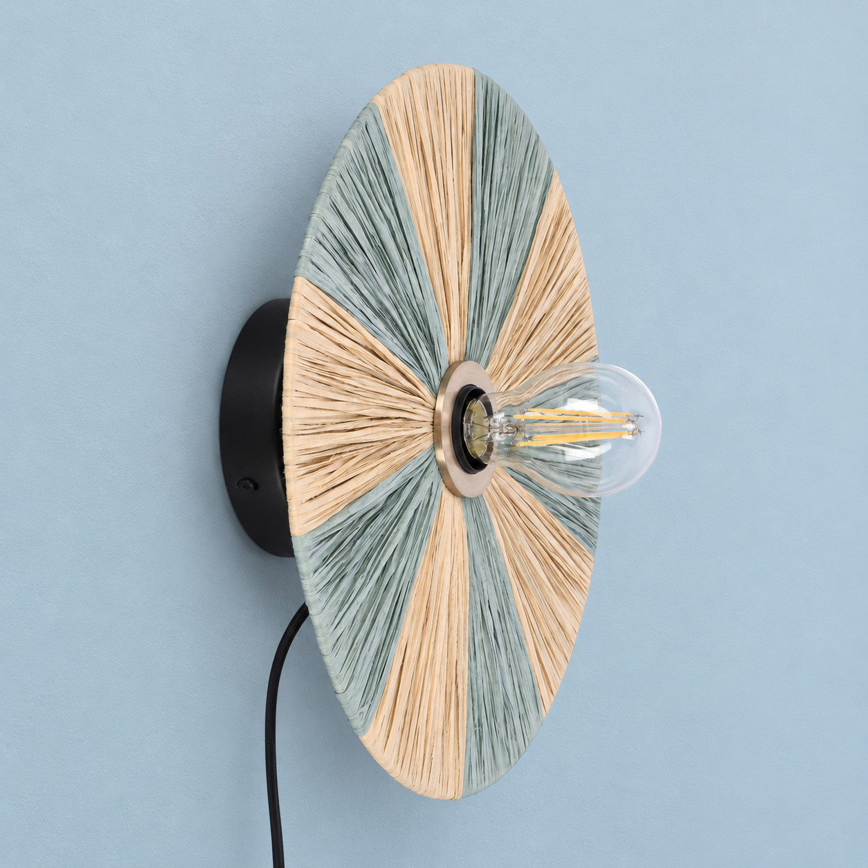 Lampada applique Kanda natural azzurro con attacco E27 ambientato