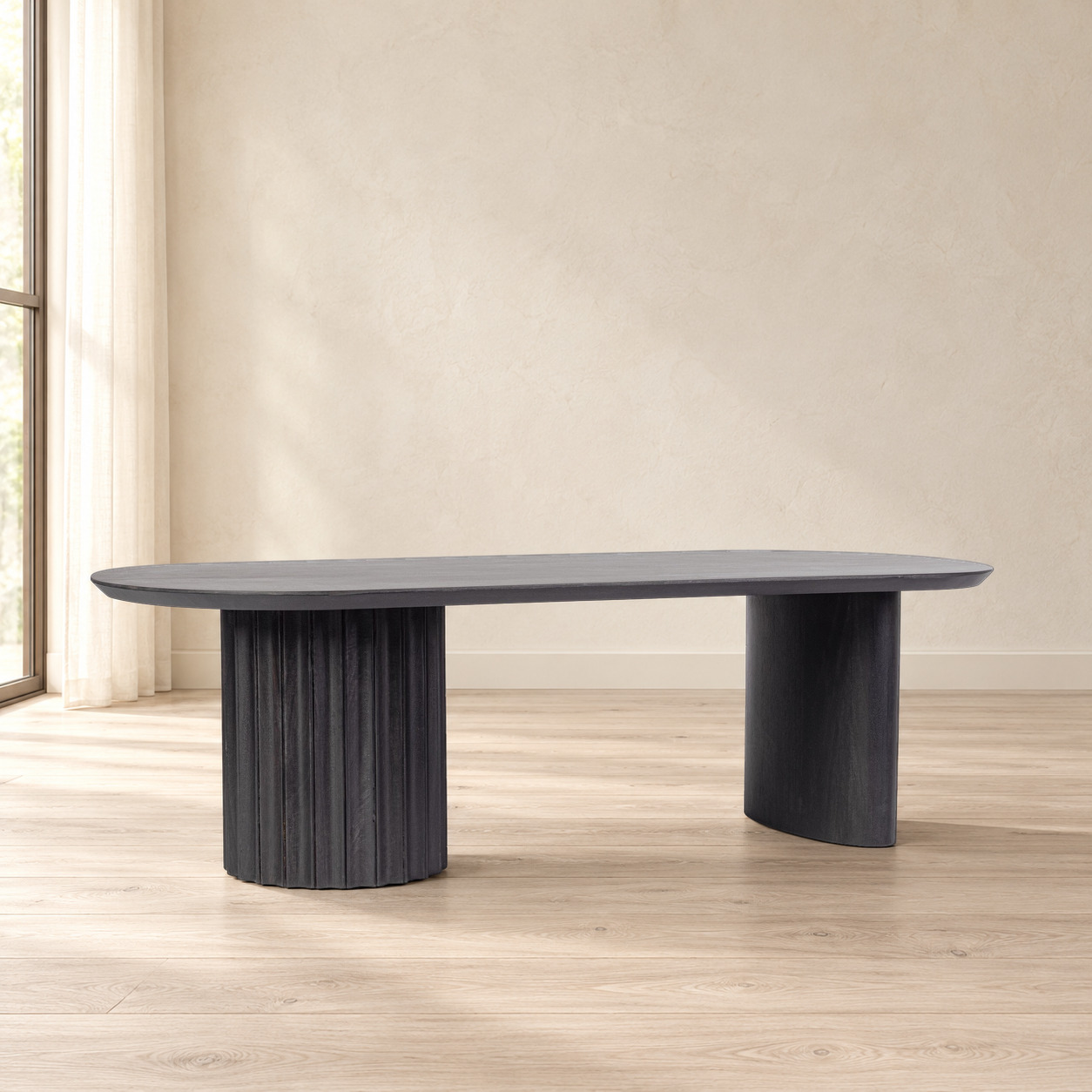 Tavolino Orissa nero con struttura in legno di mango