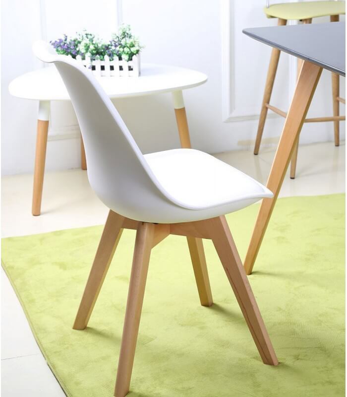 Sedie bianche in legno semplice tabella in bianca e moderna cucina