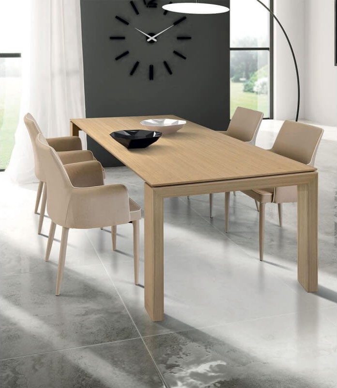 Tavolo in legno naturale allungabile