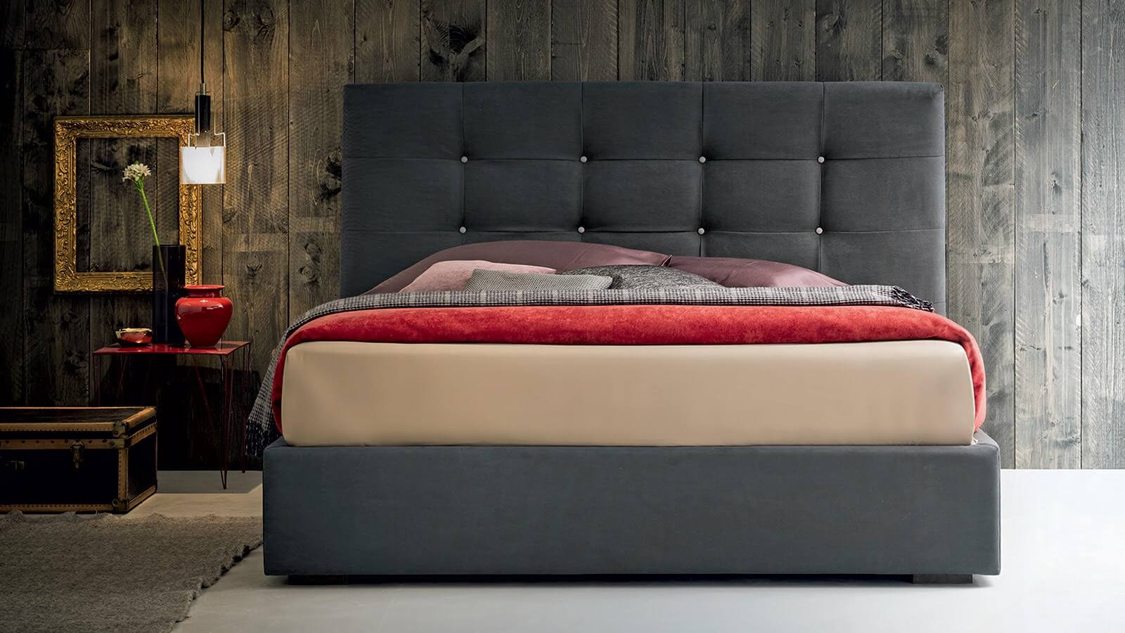 Letto matrimoniale imbottito testiera bottonata a quadroni Dennis Felis